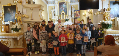 Zakończenie nabożeństwa różańcowego w kościele.