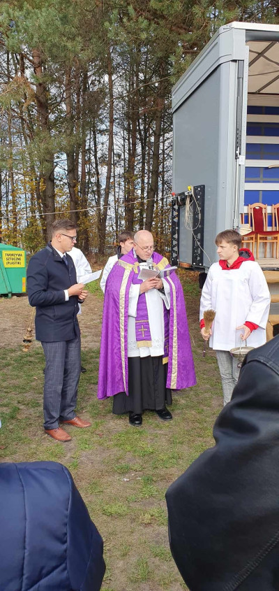 Wszystkich Świętych:  Różaniec, Msza św. i procesja.