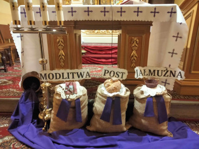 Dekoracje kościoła na Wielki Post.