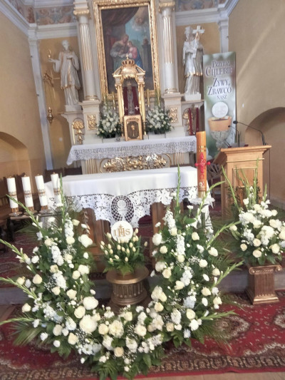 Dekoracje kościoła na I Komunię św..