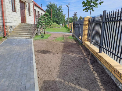 Nowe chodniki przy kaplicy w Sarnowie.
