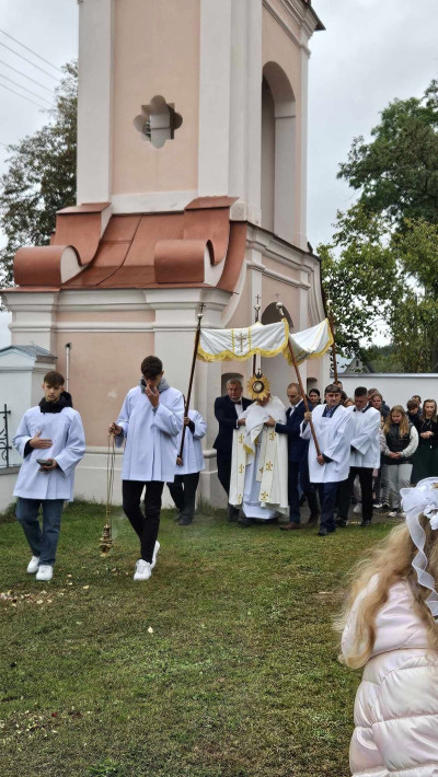 Ostatnia w tym roku procesja przed kościołem.