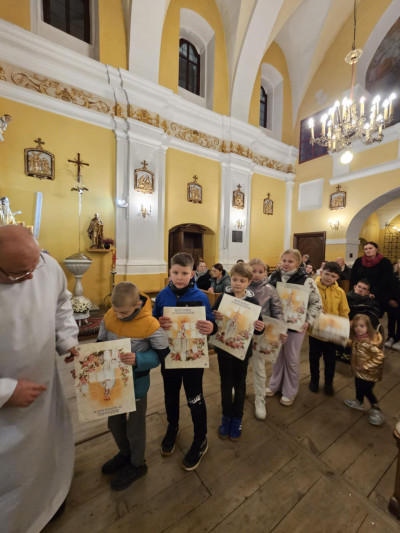 Zakończenie nabożeństwa różańcowego w kościele.