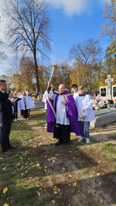 Wszystkich Świętych: Różaniec, Msza święta i procesja.