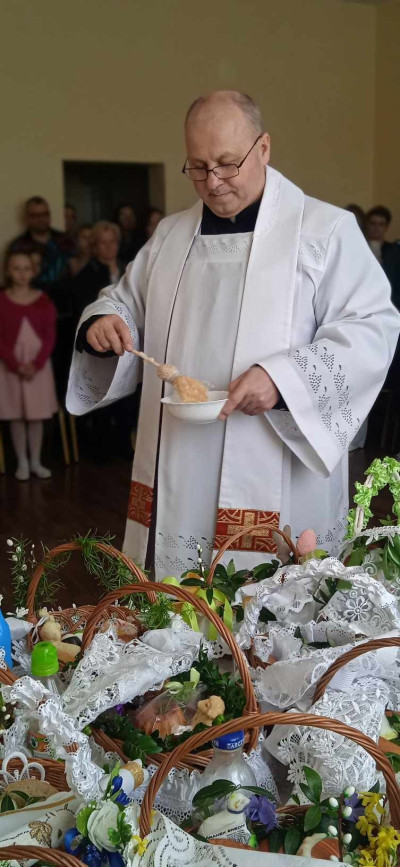Poświęcenie pokarmów na stół wielkanocny.