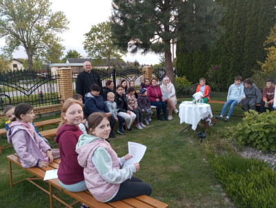 Nabożeństwo majowe do Matki Boskiej w plenerze.