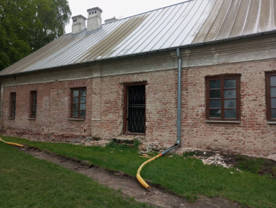 Prowadzone są prace przy klasztorku.