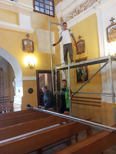Sprzątanie Kościoła przed I Komunią św.