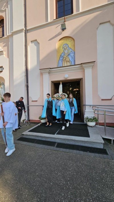 Procesja z modlitwą różańcową ku czci NMP Fatimski.