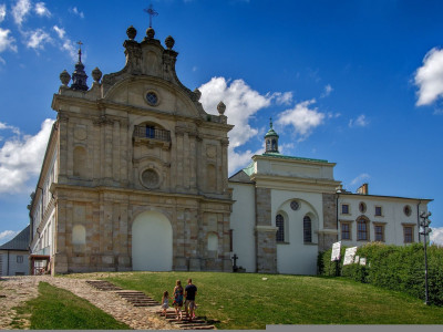 Wyjazd dla ministrantów, scholi, służby liturgicznej na Święty Krzyż i do Kałkowa