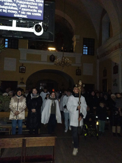 Niech światło roratnie, pozostanie w Waszych domach i sercach.