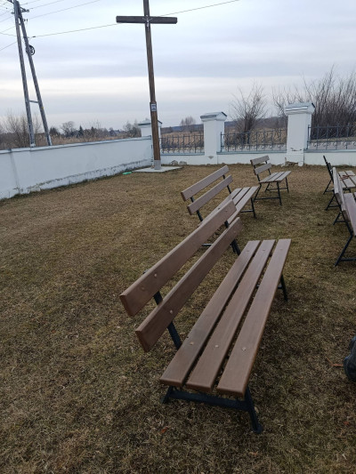 Malowaniem ławek.