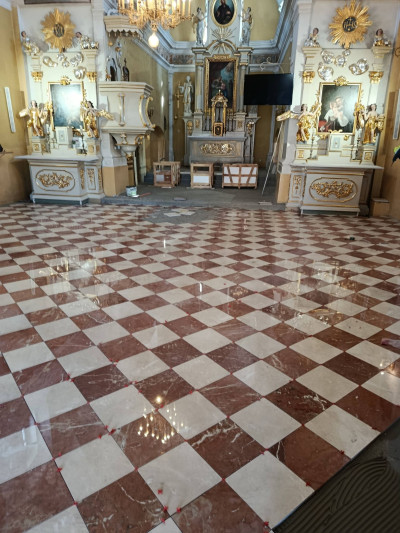 Kładziemy w kościele marmur.