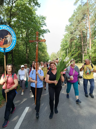 Pielgrzymi już zmierzają do Woli Gułowskiej.