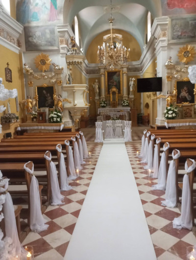 Dekoracja kościoła na dzisiejszy ślub.